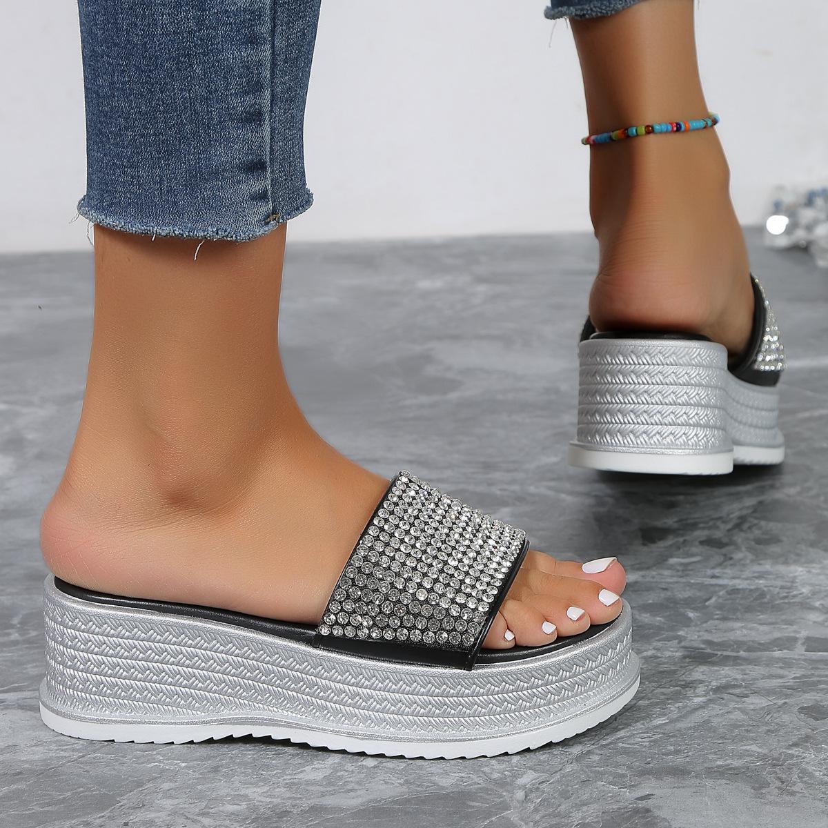 Модные летние тапочки 2024 года с круглым носком на танкетке и платформе Повседневная — фото 7