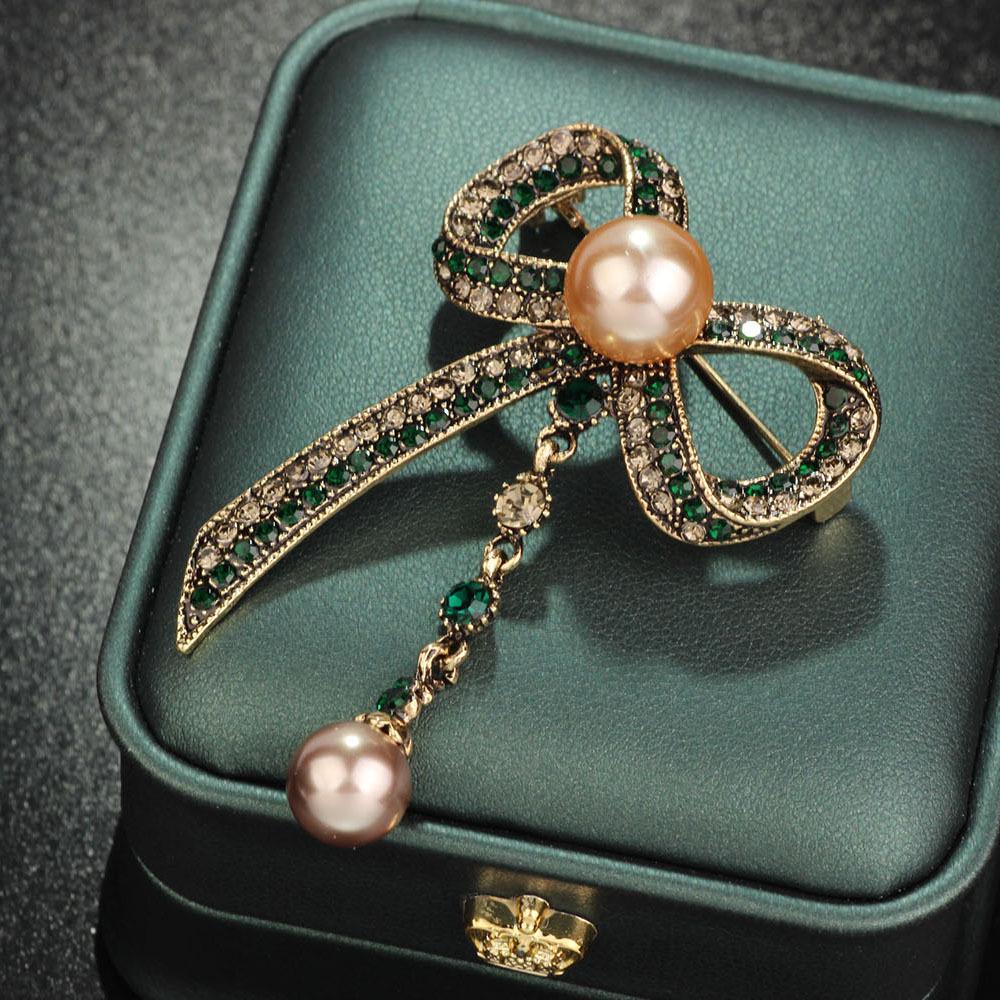 

Елегантна синя бутоньєрка для костюма: Брошка-шпилька Bauhinia Pearl проти оголення для жінок