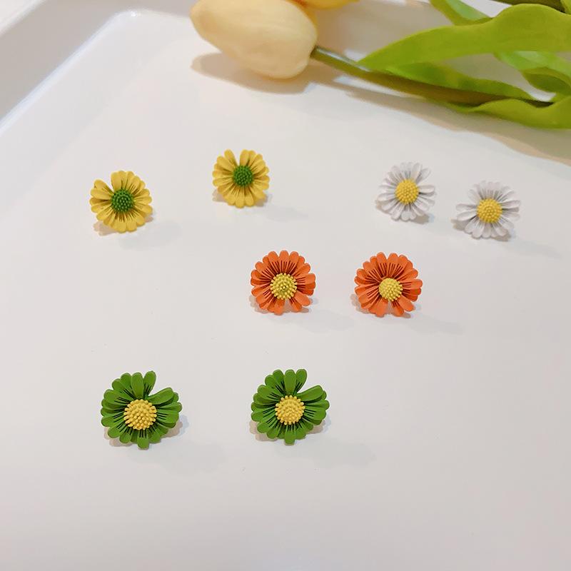 Chrysanthemum Stud Earrings Temperament Small Daisy Earrings Female Simple Hyunya Small Personalized Earrings