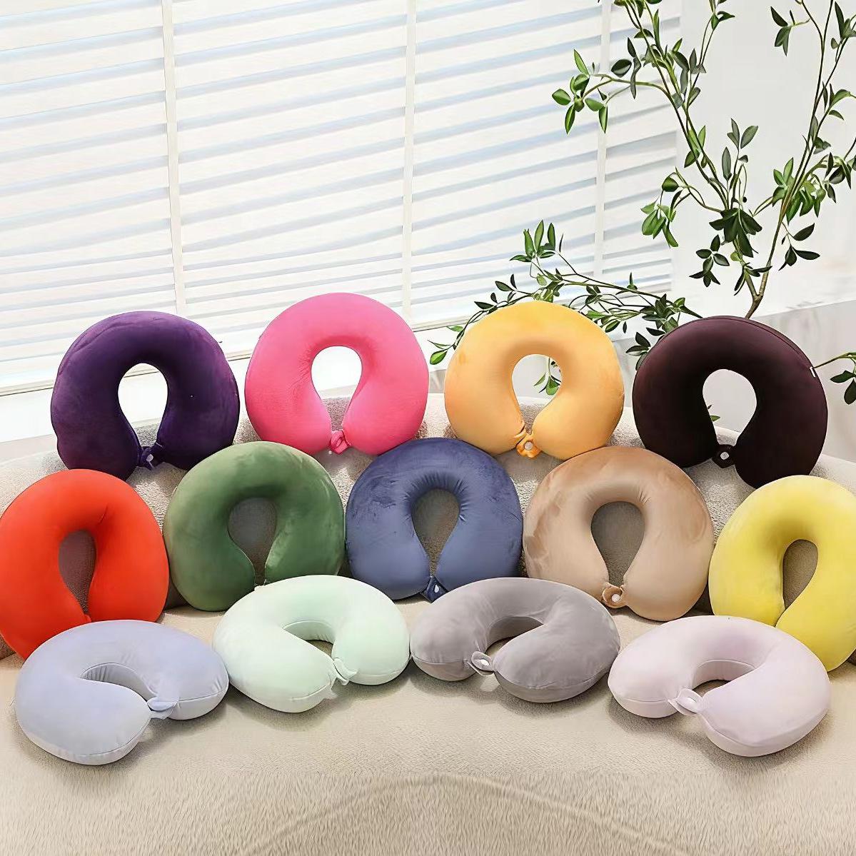 

Однотонна U-подібна дорожня подушка для шиї та голови