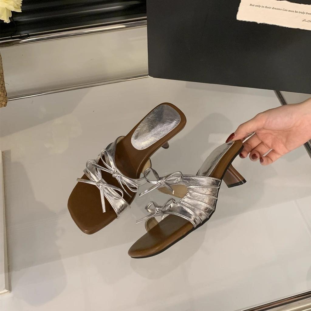 Hausschuhe Damen Oberbekleidung Sommer 2025 neue Sandalen mit dickem Absatz eckige Zehenpartie coole Hausschuhe mit Rock Damenschuhe Einwort-High Heels