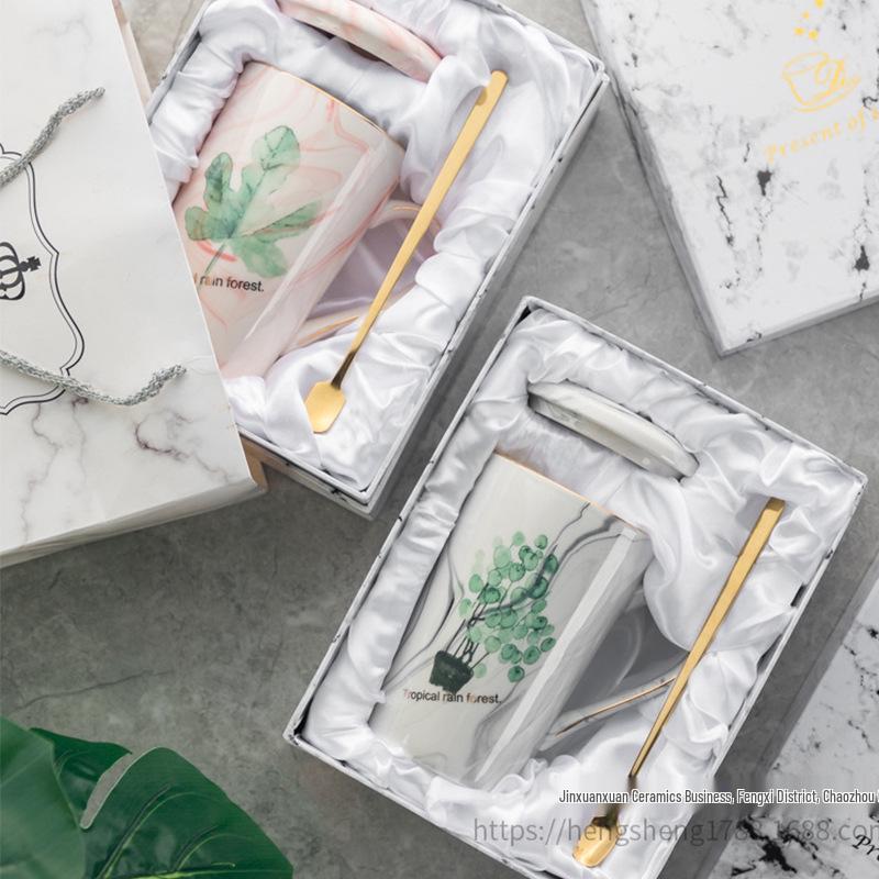 Elegant Marble Pattern Mug with Gold Trim, Spoon Lid, and Custom Logo - Ideal for Coffee or as a Souvenir Gift.