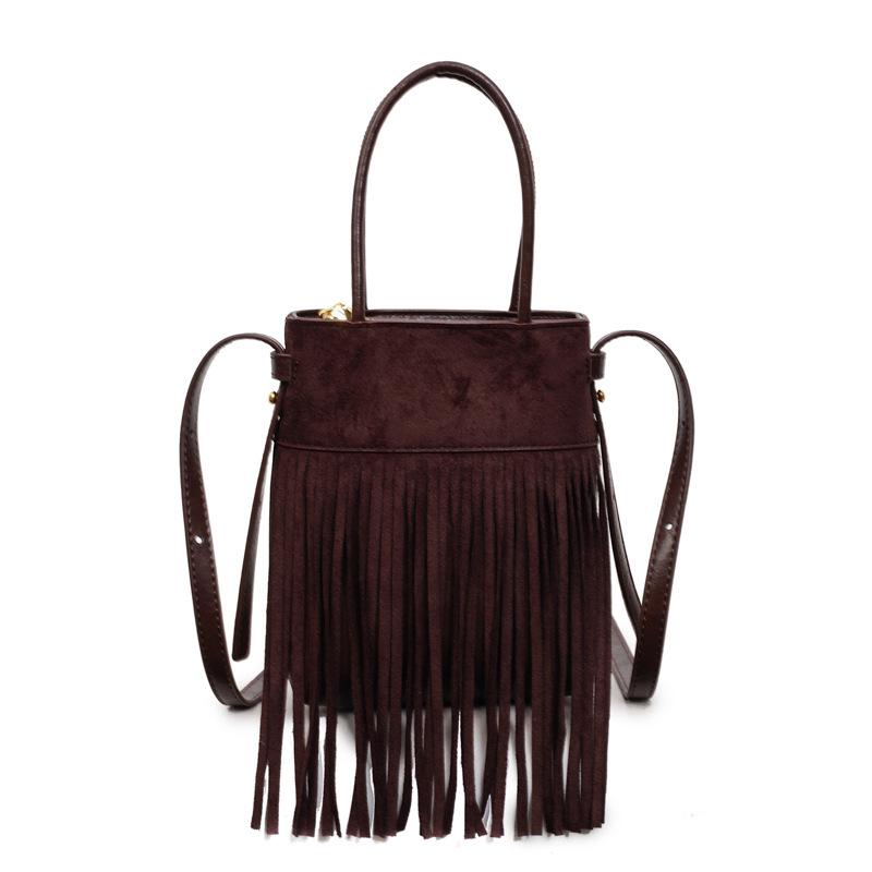 

Европейские и американские модные тенденции ретро сумки с бахромой 2025 осень и зима новая простая повседневная ручная маленькая квадратная сумка темно-коричневого