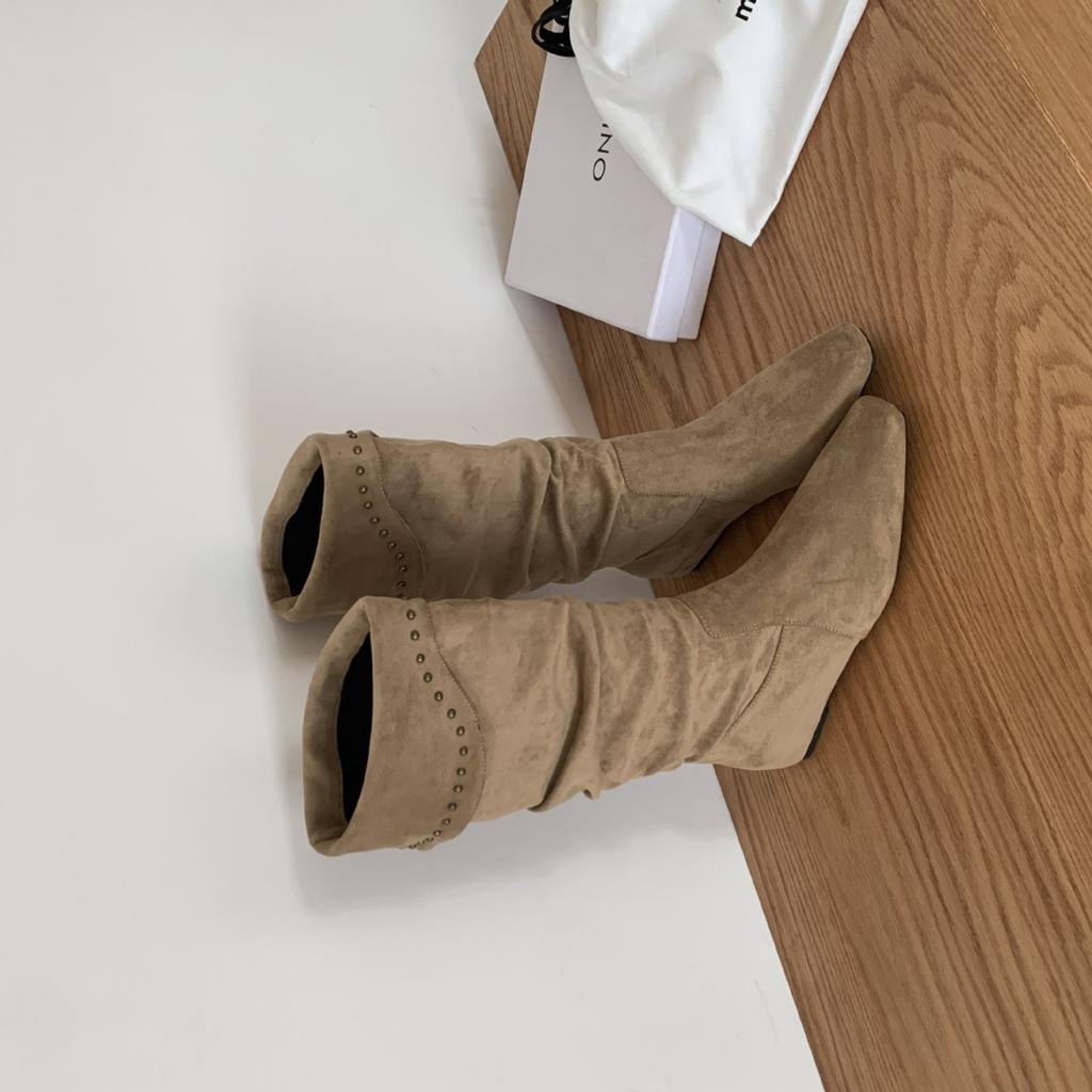 In the Autumn of 2025, the New Suede Rivets Have Sloping Heels Inside, and the Thin Knight Women's Boots Are Tall Stacking Boots.