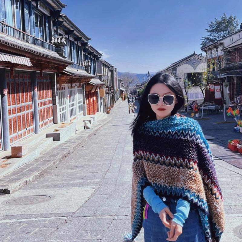 Handgestrickter Schal und Klimaanlagen-Cape im Ethno-Stil mit Quasten