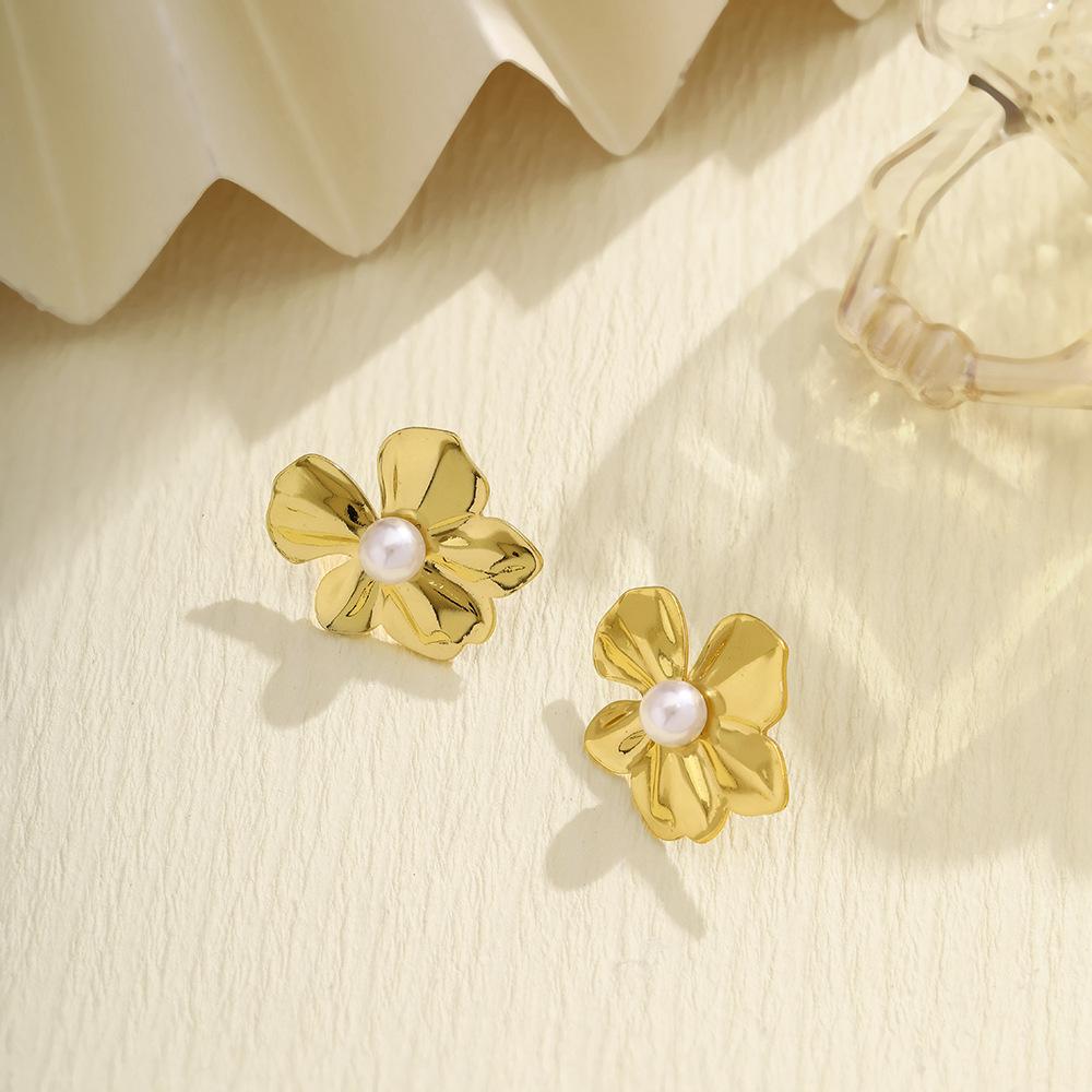 Retro Texture Pearl Earrings Exaggerated Stainless Steel Metal Wind Flower Stud Earrings Temperament Niche Design Earrings