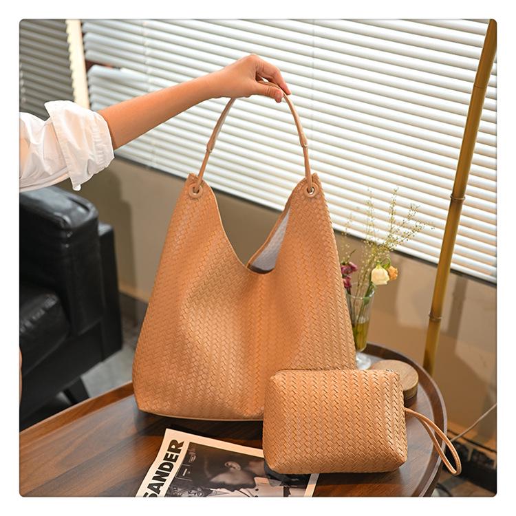 Women's 2025 Retro Large Capacity Woven Shoulder Tote Bag - New Fashion, Commute Style.