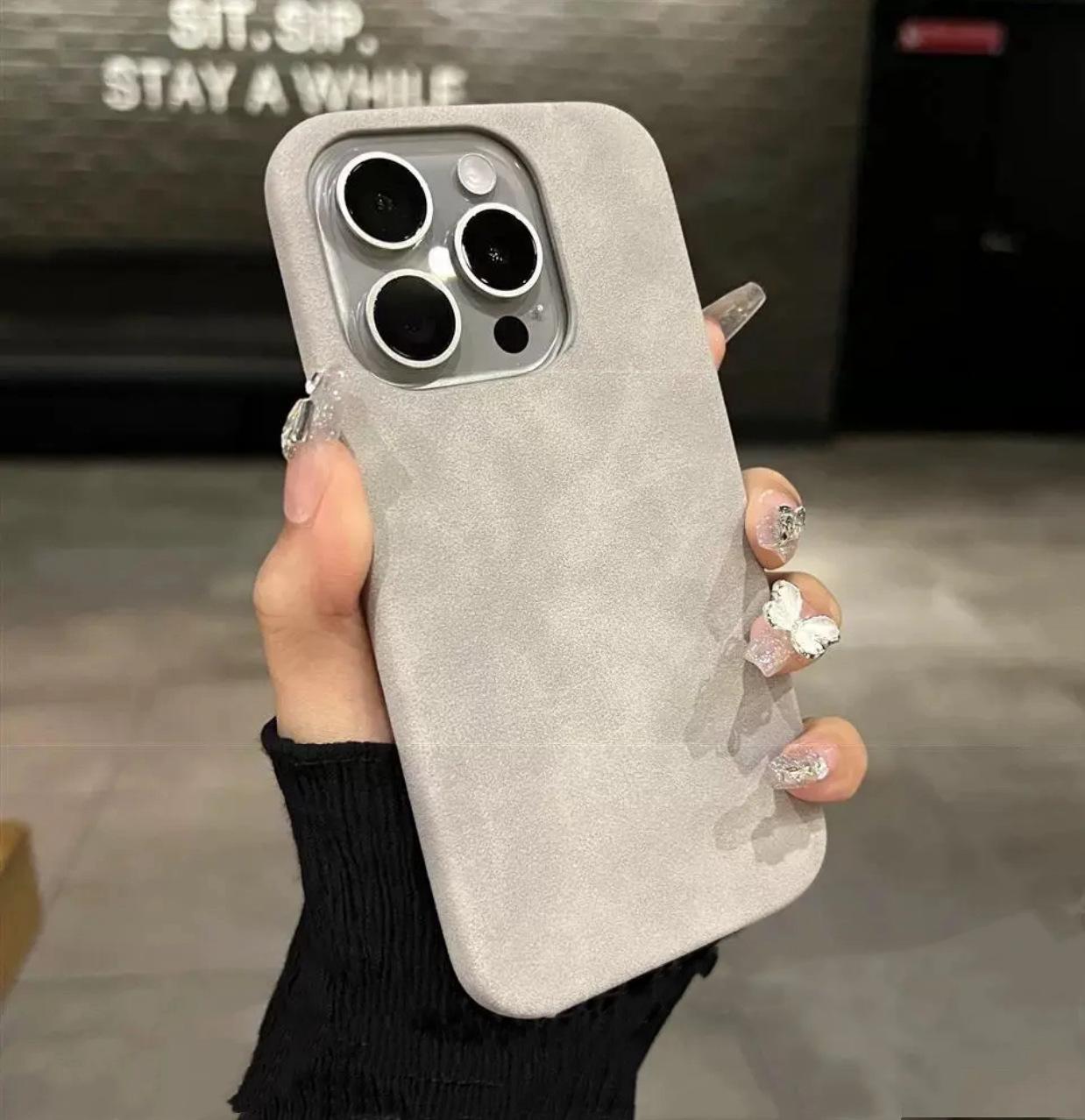 

The new high-end solid color flip fur is suitable for Apple 16promax mobile phone case and iPhone14 large hole frame. iPhone 16