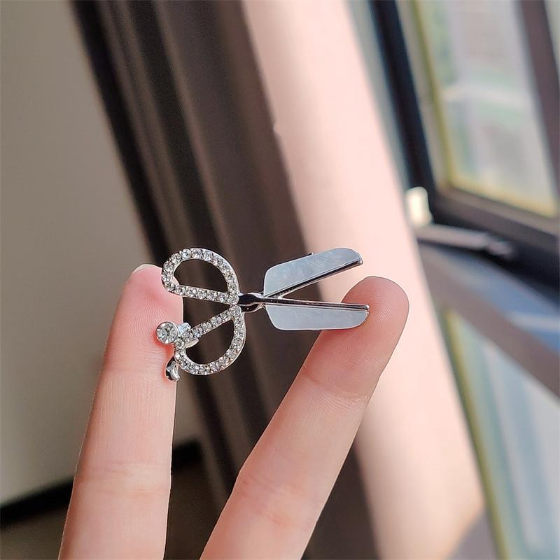 Japonská a korejská personalizovaná brož s nůžkami z kamínků, kreativní jednoduchá slitinová jehla, módní pánská ozdoba na klopu saka, šperk
