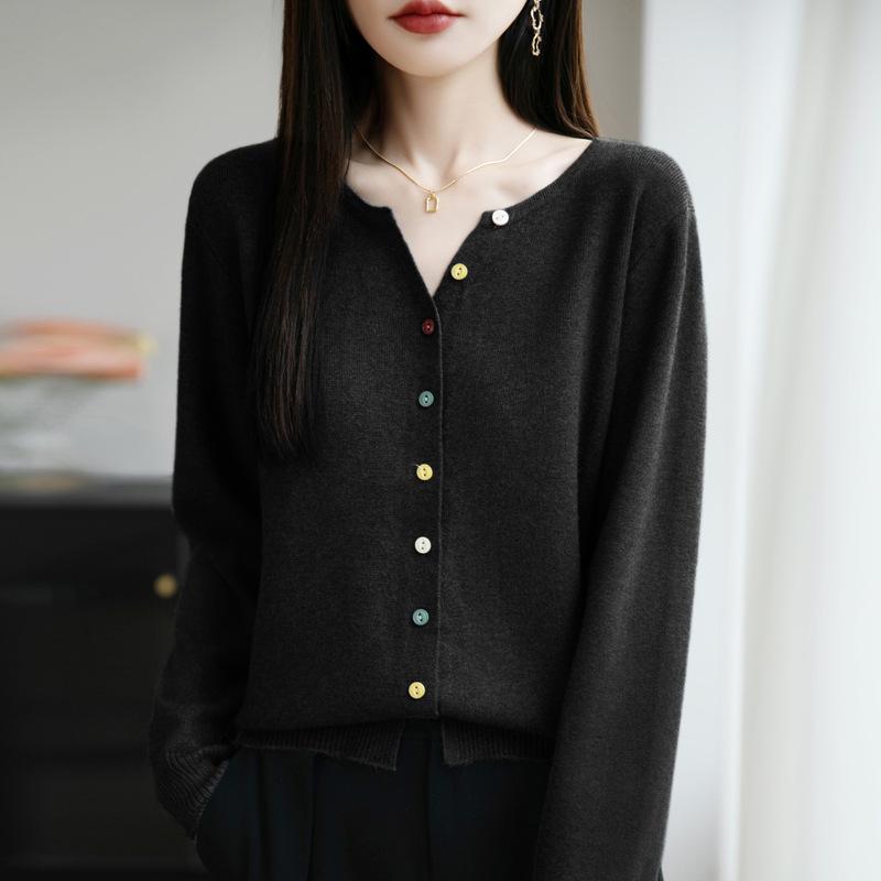 The New Soft and Smooth Knitted Sweater for Autumn Is Stylish and Slimming. It Can Be Paired with A V-neck Cardigan for Women