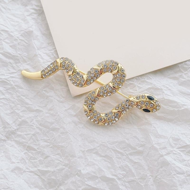 Stylish Serpents Inspired Brooch Fashionable Serpentines Brooch in High Quality Metal with Sparkling Highlight