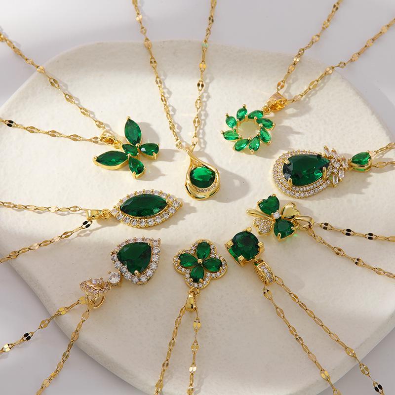 Collana con Ciondolo Farfalla Smeraldo: Catena Clavicola in Acciaio di Titanio di Lusso per Donne