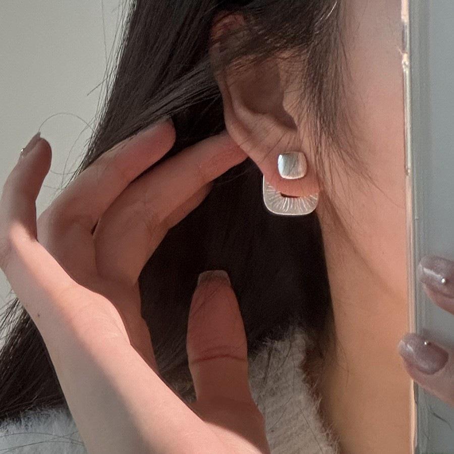 Minimalist Geometric Square Stud Earrings for Women, Two-Way Wear with Back-Hanging Design, Hollow Square Style – Trendy Ins Niche Ear Jewelry 8mm Hollow Square