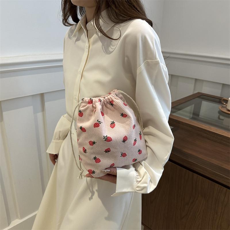 Elegant Summer Commuter Bucket Bag Featuring Stylish Design And Polyester Lining