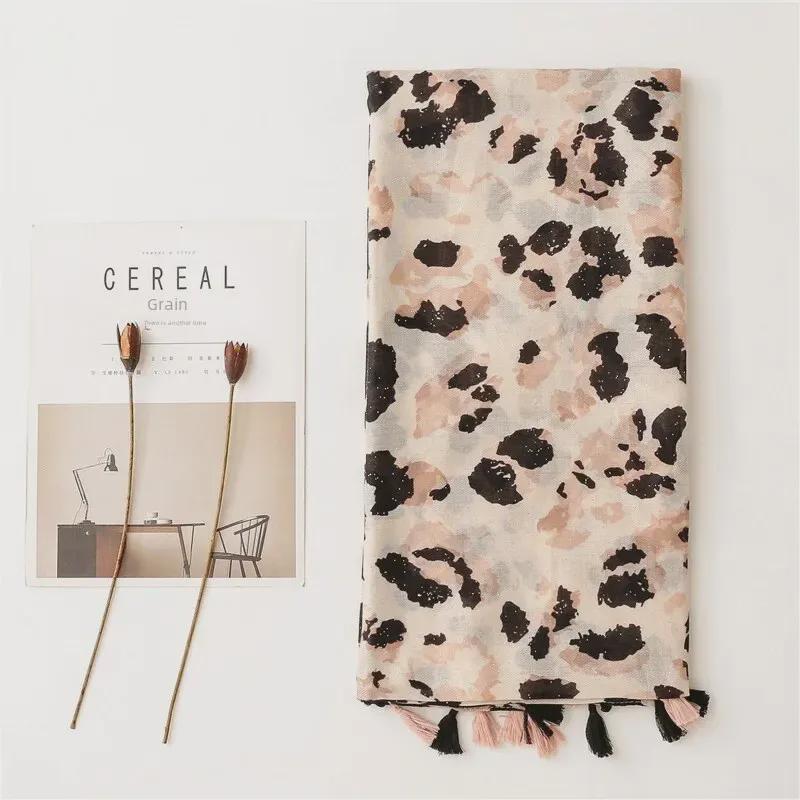 Europejski i Amerykański Szal z Bawełny i Lnu z Chwostami i Panterkowym Nadrukiem Złoconym Pyłem