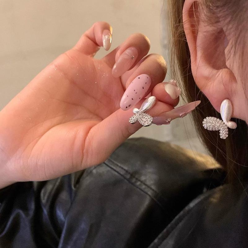 Recommended~ Butterfly Stud Earrings Personalized Metal Earrings Temperament Versatile Niche Sweet Earrings New Explosion