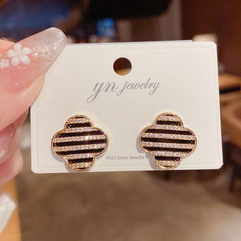 

Ktlt/Micro Inlaid Zircon Four-Leaf Flower Stud Earrings for Women Exquisite Small and Simple Easiest for Match High Quality Earrings 2025 New Arrival Four-leaf clover-Silver Needle