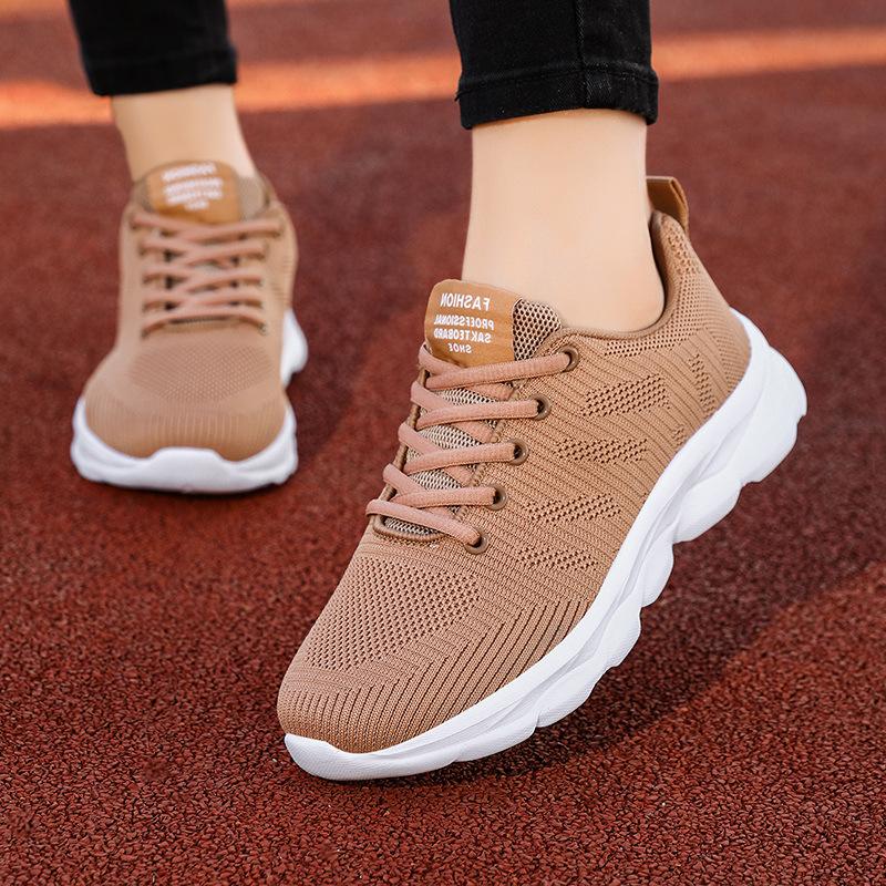 Summer new shoes, large mesh breathable sneakers, lightweight soft soles, built-up dancing shoes, running shoes