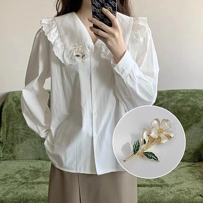 Elegant Gardenia Brooch for Women: Luxurious, Versatile Pin for Suit Jackets