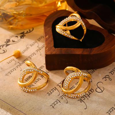 Anello con zirconi incastonati a doppia C da donna, lusso leggero, acciaio al titanio placcato oro giallo 18K, anello da indice