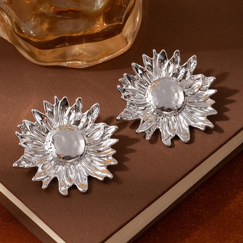 High-End Leichter Luxus Textur Blatt Ohrringe Metall Wind Personalisiert Dreidimensional Ccb Mehrschichtig Übertrieben Mehrschichtig Blume Ohrringe