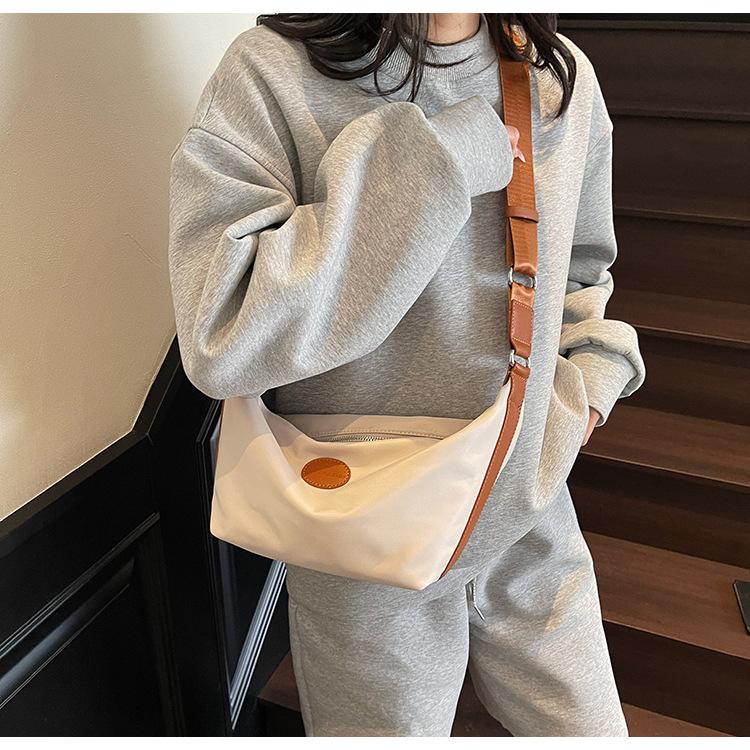 Stylish and simple Oxford cloth dumpling bag trendy texture messenger bag casual lazy shoulder bag