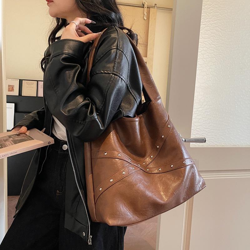 

Winter Vintage Rivet Motorcycle Bag, Vintage Hand-held Tote Bag, Women s Large Capacity Commuting Single Shoulder Bucket Bag коричневий