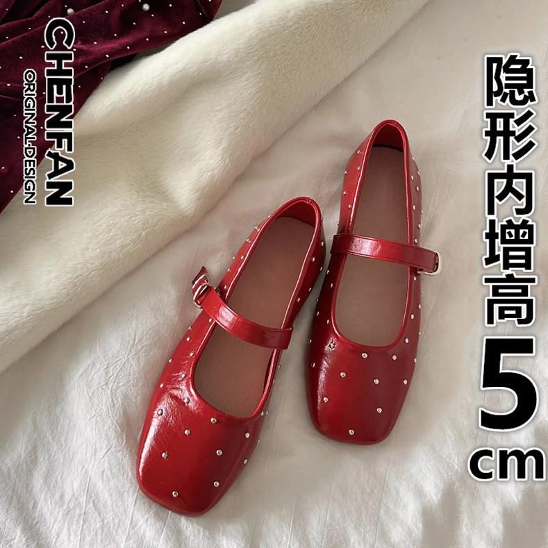 

Внутренние увеличивающие рост одинарные туфли женские 2025 года мягкая подошва не устает от ног, односложная пряжка с универсальными заклепками с квадратной головкой, плоское дно Mary 40