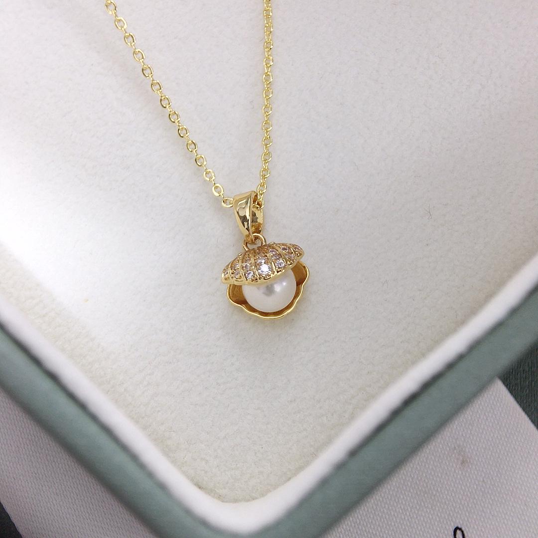 Элегантное ожерелье-подвеска из натурального пресноводного жемчуга с инкрустацией микроцирконами