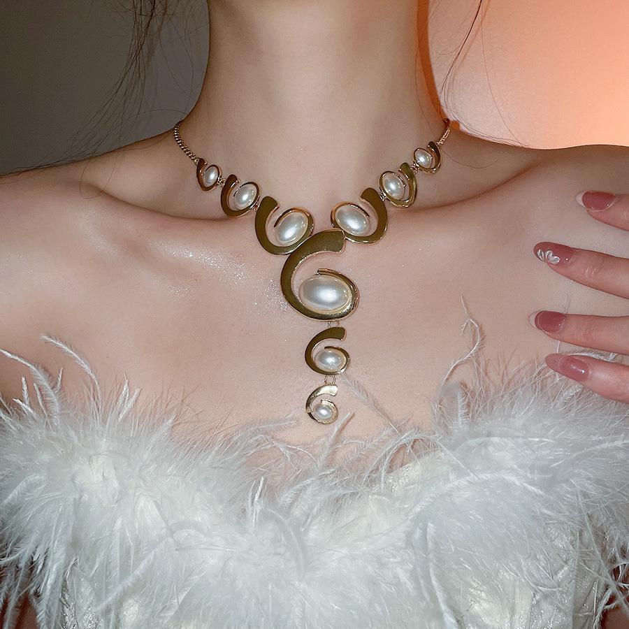 Elegant Two-Piece Metallic Acrylic Oval Stud Earrings and Necklace Set