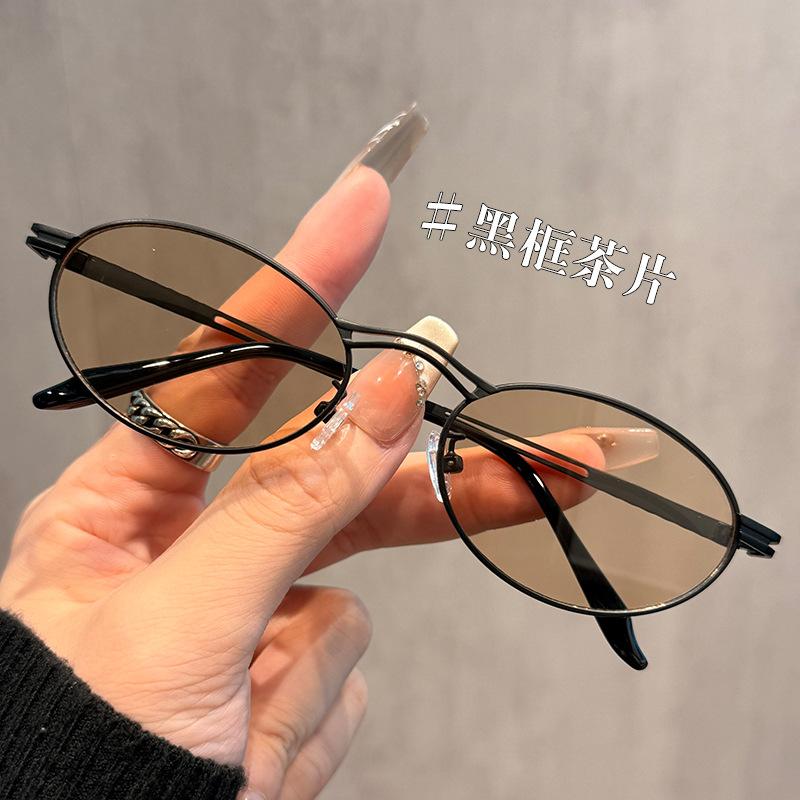 Trendy and sophisticated pearl oval small-frame flat glasses for women with gold accents, pure and desirable style, can be fitted with prescription