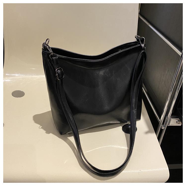 Retro fashion new casual solid color 2025 new trend large capacity autumn and winter shoulder crossbody tote women's bag
