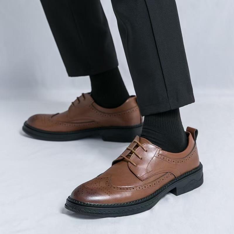 Fashion Spring Autumn New Designer Dress Shoes for Men Fashion Casual Solid Color Leather Shoes Male Lace Hallow Brogue Shoe Man
