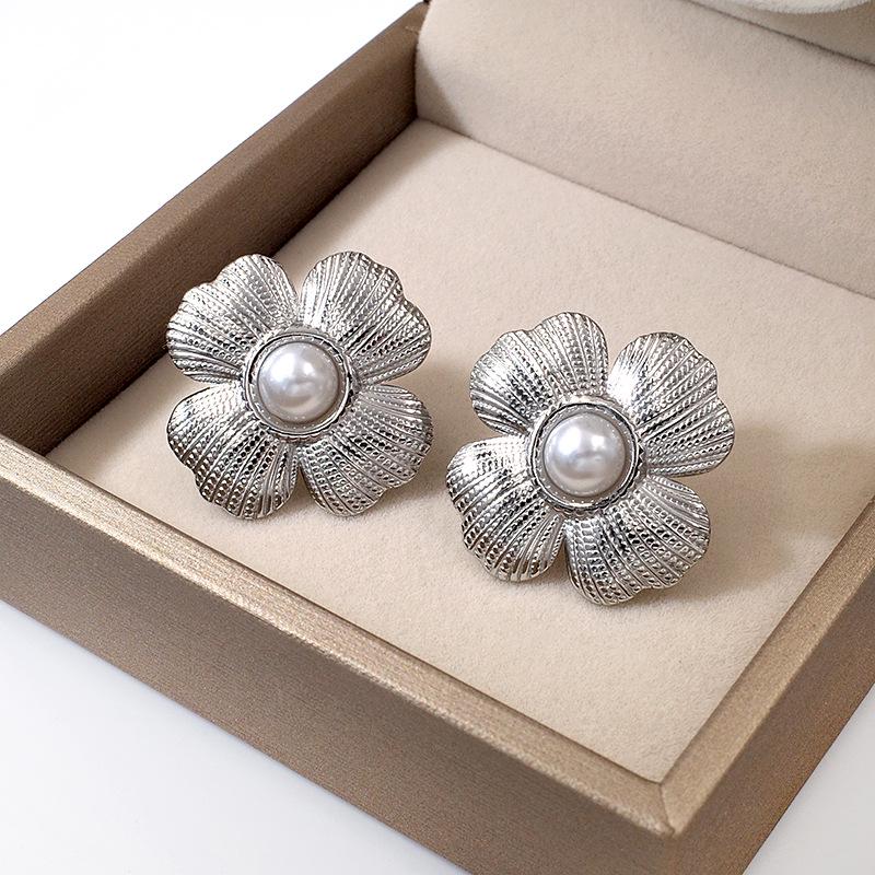 Stylish Titanium Steel Vacuum-Plated Lightweight Luxury Flower Stud Earrings