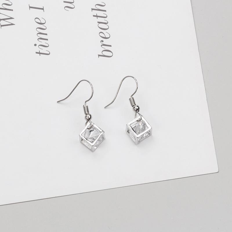 Simple Temperament Small Square Zircon Earrings, Fashionable Small And Fresh Three-Dimensional Diamond-Encrusted Short Earrings