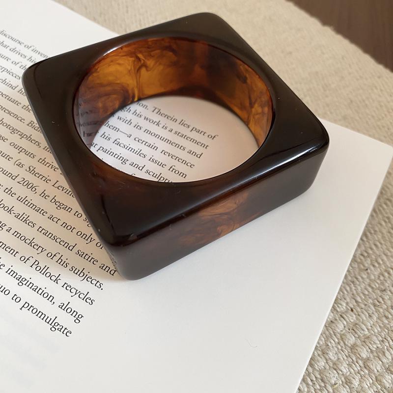 Unique Retro Resin Bracelet: Personalized Fashion Jewelry for Women