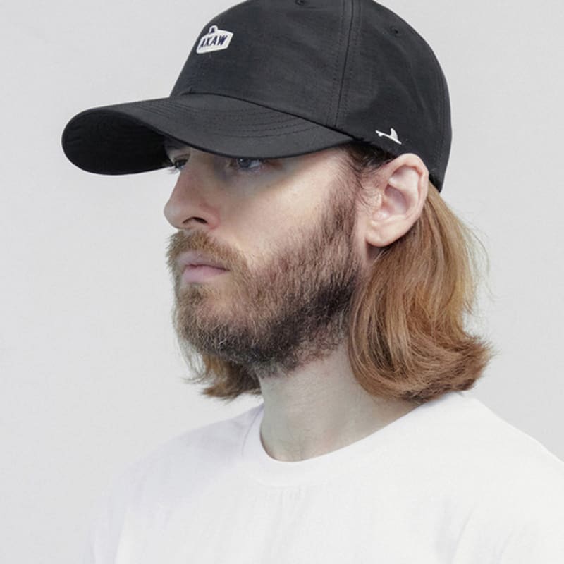 

AKAW Кепка-бейсболка оверсайз с металлическим блеском (черный) black