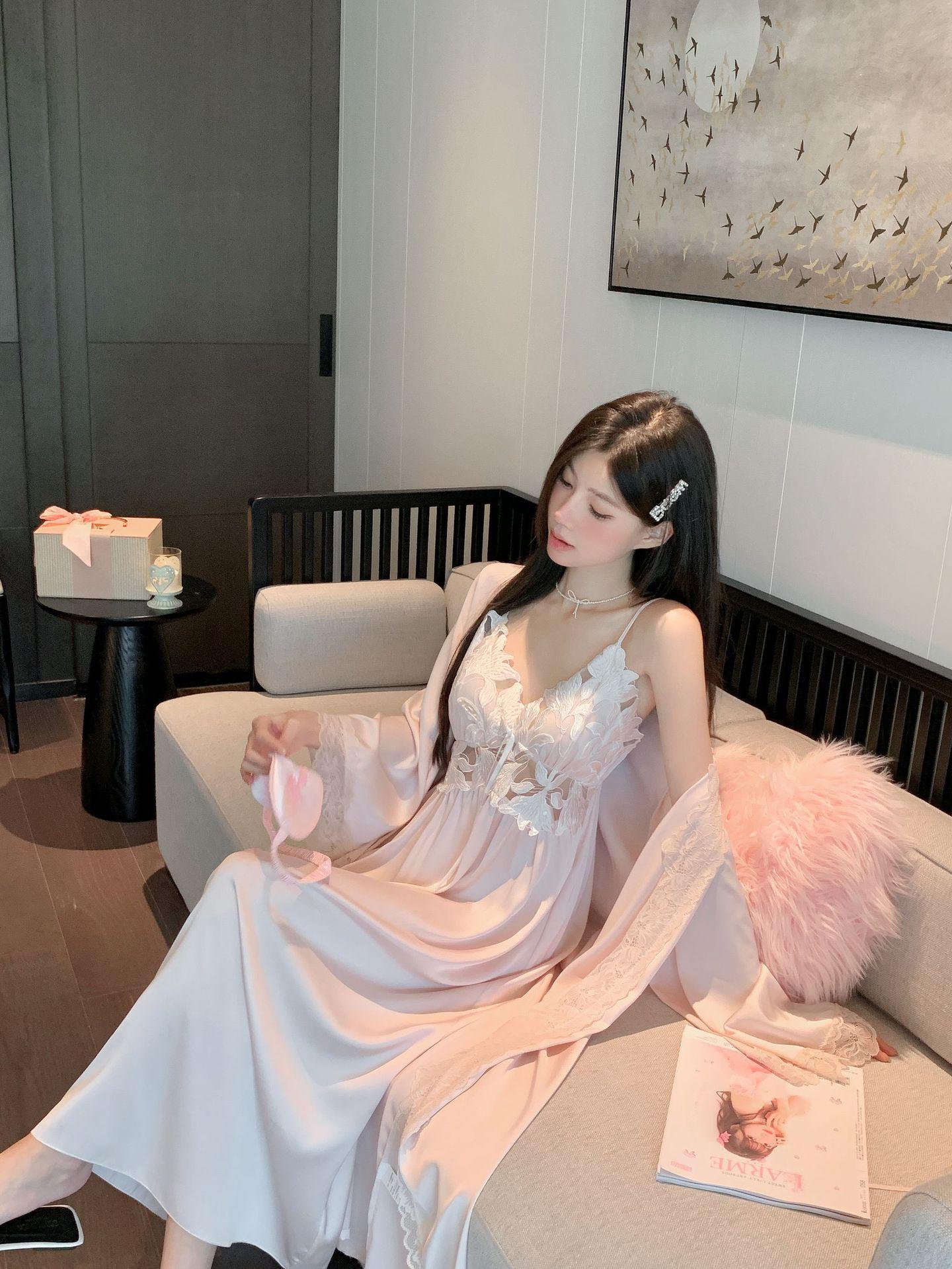 

Французький романтичний шовковий нічний комплект на бретелях-спагеті та халат з нагрудними вкладишами - наддовга модель у стилі двору, жіночий нічний одяг високого класу Extra Large рожевий