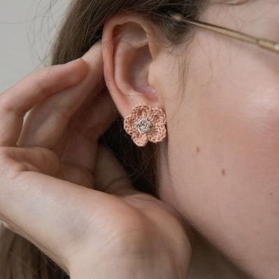 MERRYMOTIVE Pastel Sunshine Knit Flower Earring (Coral)