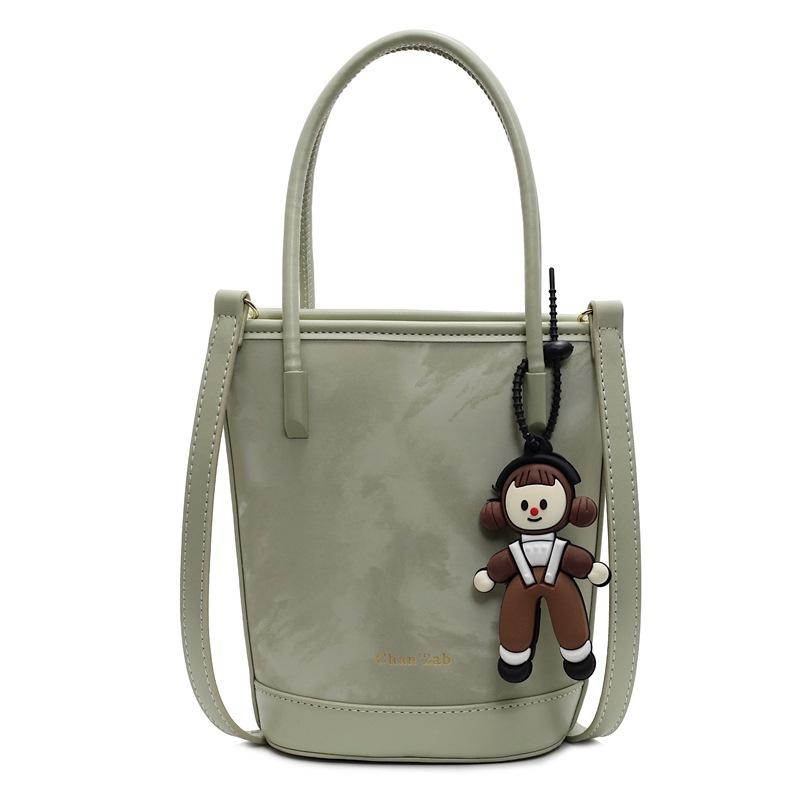 This year, simple and contrasting colors are popular. Korean hand-carried bucket bags are fashionable, commuting and versatile, and high-end textured