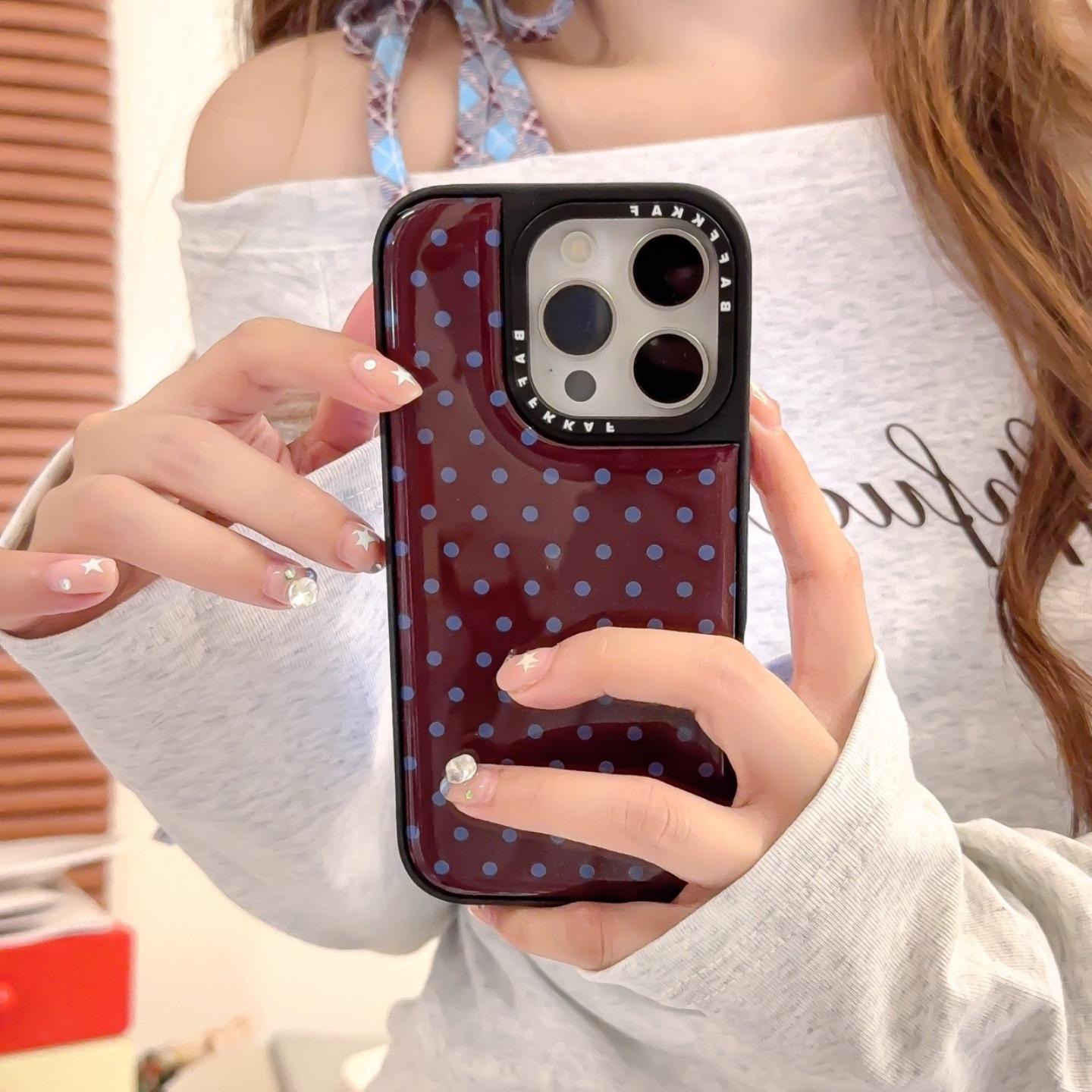 

Чохол для iPhone 17 Pro Max: Червоно-коричневий з синіми горошками - Стильний та захисний iPhone 15