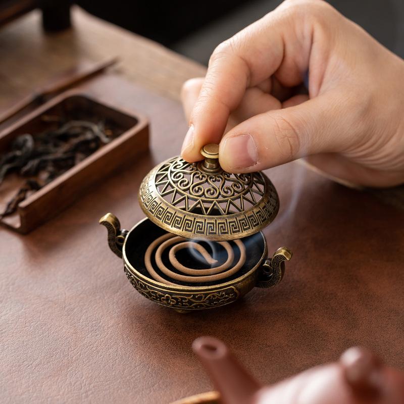 Binaural Antique Incense Burner Exquisite Pattern Hollow Three-legged Burner Indoor Alloy Incense Holders for Yoga Meditation Home Desktop Ornament
