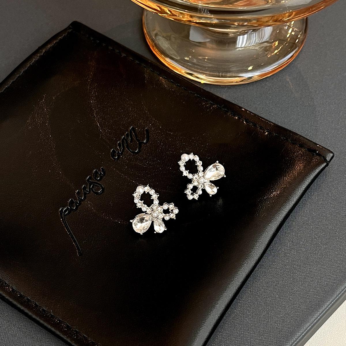 Серьги-гвоздики «Чистое Желание» в стиле «Сладкая Легкая Роскошь» Супер-Сказочный Набор с Бриллиантами Полые Серьги-Гвоздики в Форме Банта Нишевые Простые Изысканные Серьги