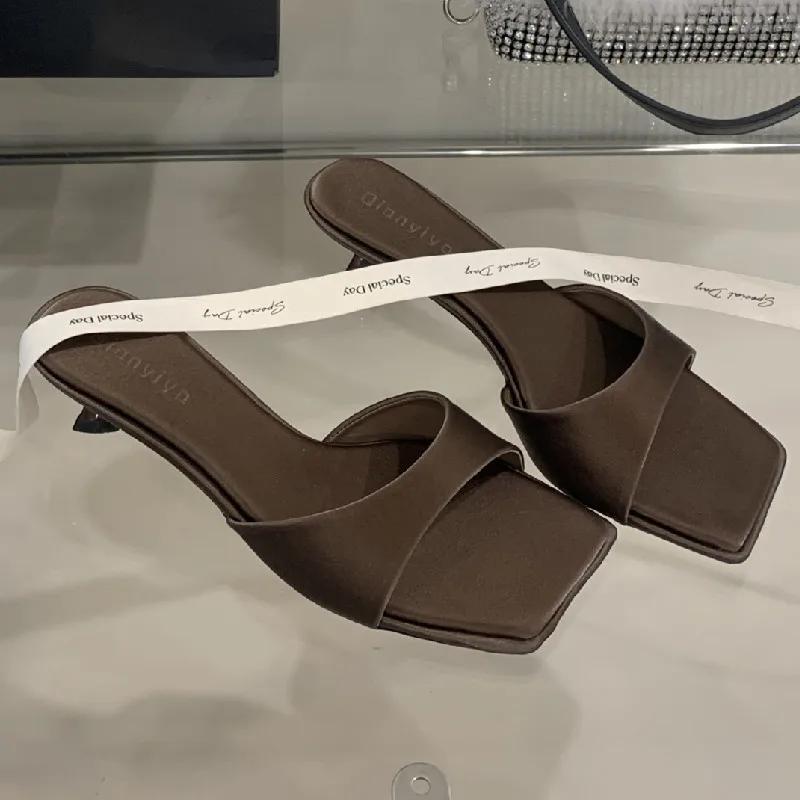 

Fashion High Quality Satin Square Toe Kitten Heel Designer Slippers Women Sexy Open Toe Shallow Slide Sandals Luxury Summer Woman Sandal 39 шоколадный