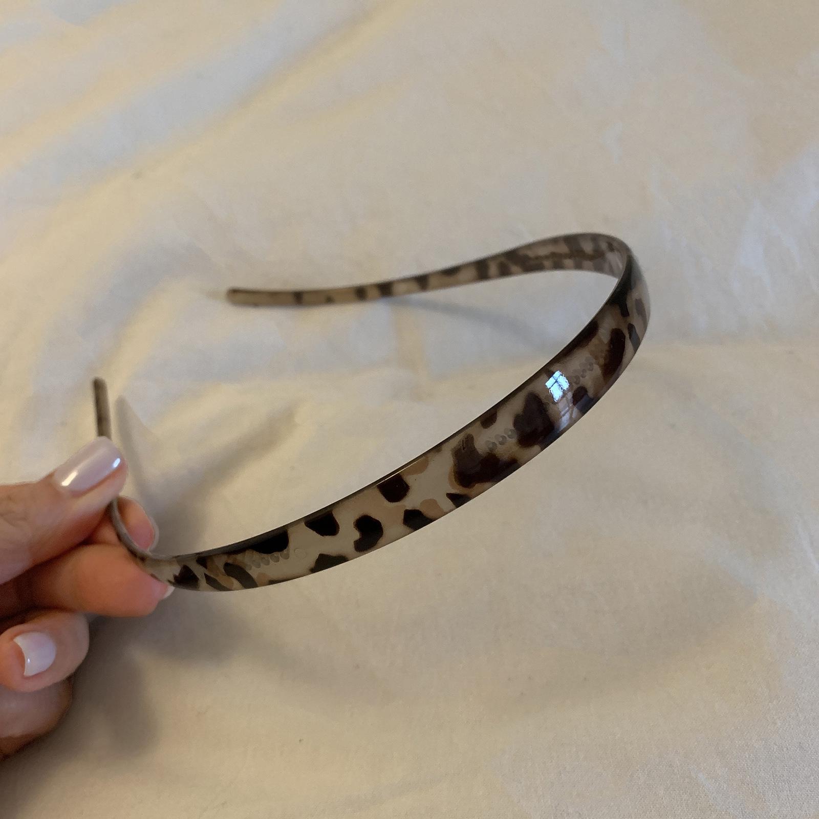 

Korean Minimalist Leopard Print U-Shaped Acrylic Glasses Headband for Face Washing - Niche Design, High-End Feel Hair Accessory.