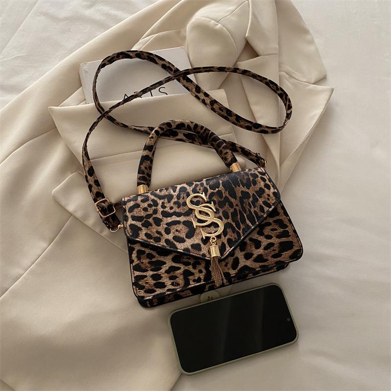 Small bag niche design leopard print 2025 new portable foreign style casual retro foreign style personalized messenger small square bag