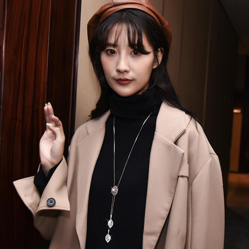 Stylish And Versatile Women's Sweater Chain With Beautiful Leaf Pendant For Autumn Winter