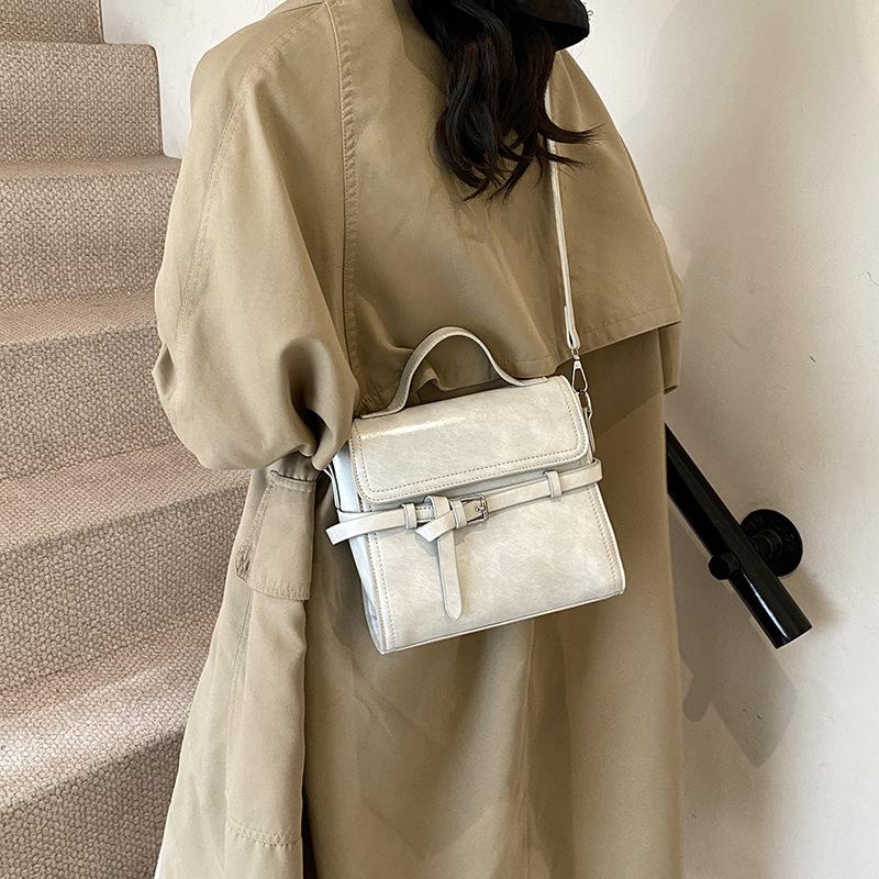 2025 autumn and winter new retro commuter hand carry small square bag fashion casual shoulder bag feeling versatile messenger bag