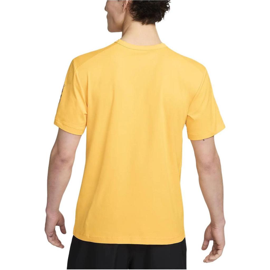 Nike Camiseta de Manga Corta con Cuello Redondo y Estampado de Letras con Bajo Recto para Hombre Amarillo FN3989-717
