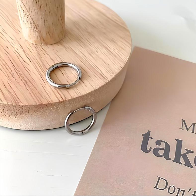 Cercei Hoop Minimaliști din Oțel Titan: Clipuri de urechi versatile de lux ușor pentru bărbați și femei